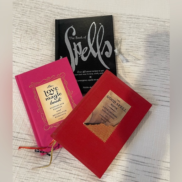 BRAND NEW SET OF 3 LOVE SPELL BOOKS - Picture 2 of 9